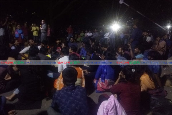 বিক্ষোভ ও প্রতিবাদী কনসার্টের ঘোষণা  জাবি আন্দোলনকারীদের