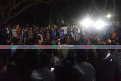 হলের তালা ভেঙে আন্দোলনে যোগ দিলেন জাবি ছাত্রীরা 