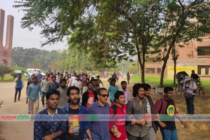 জাবিতে প্রীতিলতা হলের ছাত্রীরা অবরুদ্ধ, বাইরে বিক্ষোভ শিক্ষার্থীদের
