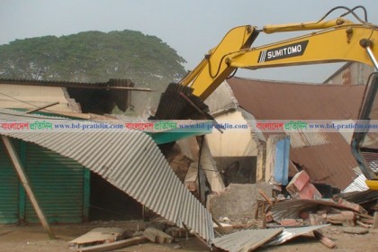 সিরাজগঞ্জে রেলওয়ের অবৈধ স্থাপনা উচ্ছেদ 