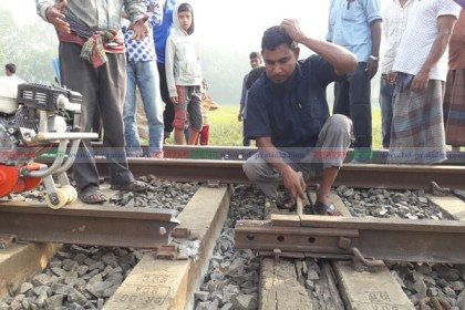 অল্পের জন্য রক্ষা পেল 'পঞ্চগড় এক্সপ্রেস'র শত শত যাত্রী