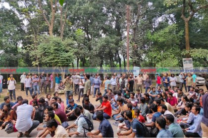 জাবি উপাচার্যের পদত্যাগের দাবিতে আন্দোলন অব্যাহত
