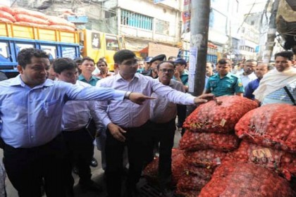 অতিরিক্ত মূল্যে পিঁয়াজ বিক্রি করায় আড়তদারকে জরিমানা