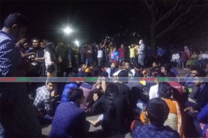 উপাচার্যের বাসভবনের সামনে রাতেও চলছে অবস্থান কর্মসূচি