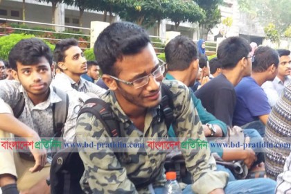 চবির বঙ্গবন্ধু চত্বরে শিক্ষার্থী-অভিভাবকদের কান্না