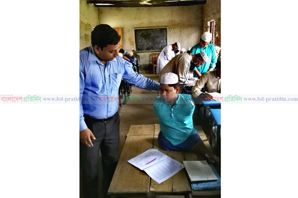পা দিয়ে লিখে পরীক্ষা দেয়া রাসেলের পাশে সিংড়ার ইউএনও
