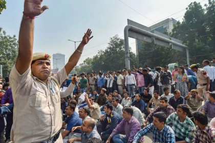 ভারতে পুলিশ-আইনজীবী বিরোধ অব্যাহত; ২ আইনজীবীর আত্মহত্যার চেষ্টা