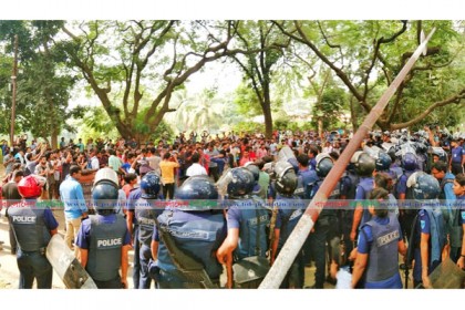 নিষেধাজ্ঞা ভেঙে উপাচার্যের পদত্যাগের দাবিতে জাবিতে বিক্ষোভ