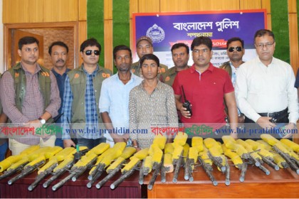 সিরাজগঞ্জে ২৮টি অস্ত্রসহ ২ ব্যবসায়ী গ্রেফতার