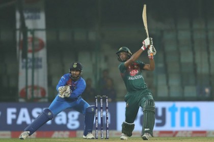 মাইলফলকের সামনে রিয়াদ ও বাংলাদেশ