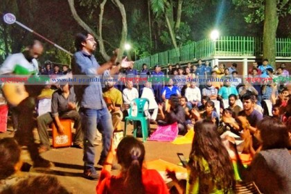 নিষেধাজ্ঞা ভেঙে জাবি ভিসির বাসভবনের সামনে প্রতিবাদী কনসার্ট