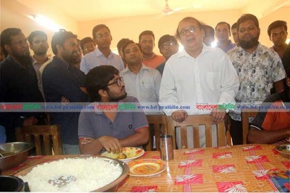 আকস্মিক আবাসিক হল ও ক্যাফেটোরিয়া পরিদর্শনে নবনিযুক্ত ববি উপাচার্য