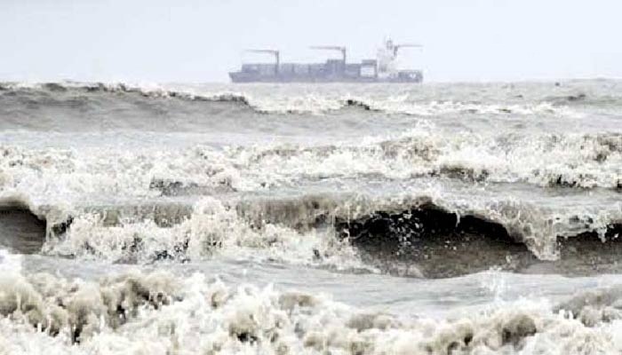 ঘূর্ণিঝড়ের প্রভাবে সাগর উত্তাল, জাহাজ চলাচল বন্ধের নির্দেশ