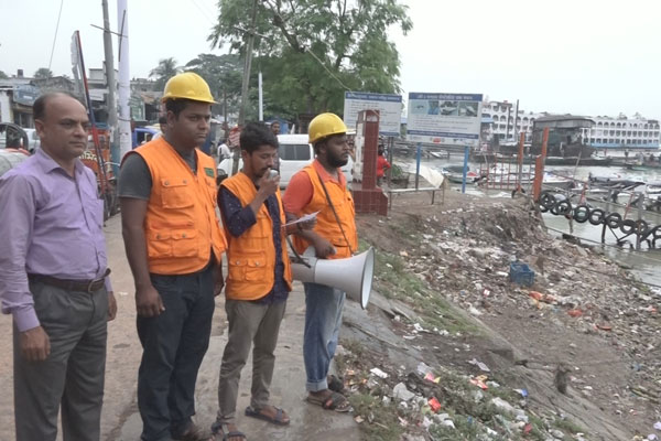 বরিশালের বিভিন্ন স্থানে মাইকিং করে জনগণকে নিরাপদে যাওয়ার আহ্বান