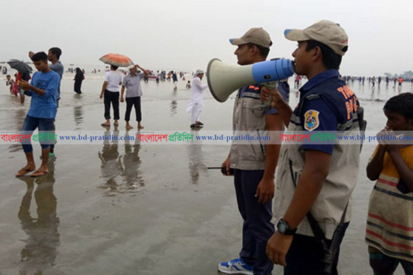 বুলবুল’র প্রভাব উপেক্ষা করে কুয়াকাটা সৈকতে পর্যটকের সমাগম
