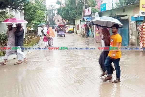 ঘূর্ণিঝড় বুলবুল'র প্রভাবে কুমিল্লায় বৃষ্টি, জনজীবনে ভোগান্তি 