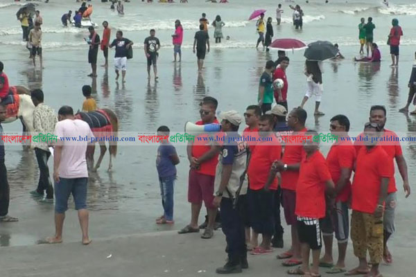 ঘূর্ণিঝড় বুলবুল :  নিরাপদে আশ্রয় নিতে মসজিদে মসজিদে মাইকিং