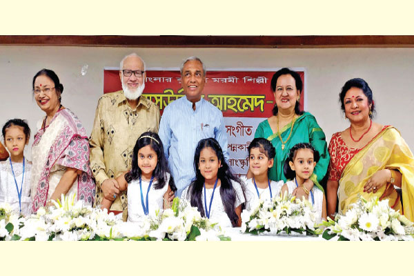 নগর জুড়ে ছুটির আমেজ
