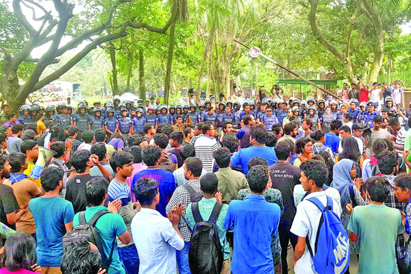 জাবি নিয়ে হার্ডলাইনে সরকার