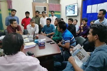 ভর্তিচ্ছু ৪শ শিক্ষার্থীর পাশে চবি ছাত্রলীগ
