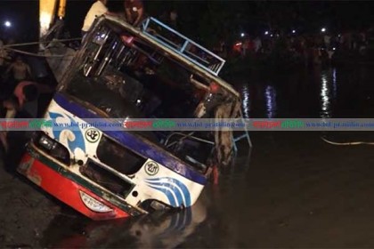 নোয়াখালীতে বর যাত্রীবাহী বাস পুকুরে, আহত ১২