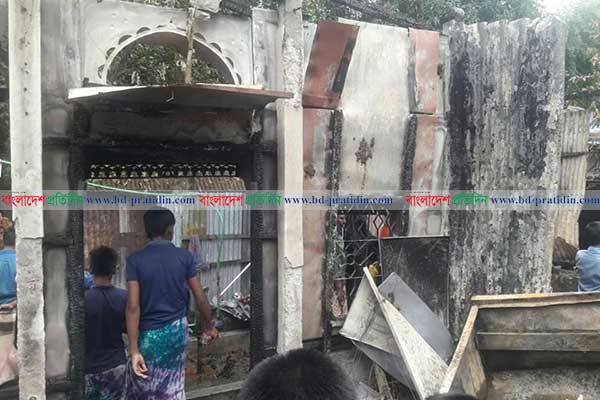 নিকলীতে আগুনে পুড়ে গেছে তিনটি ঘর