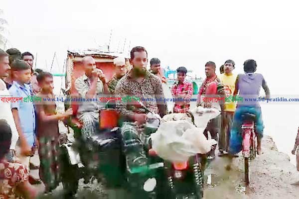 লক্ষ্মীপুরে ঘূর্ণিঝড় মোকবেলায় মাইকিং  