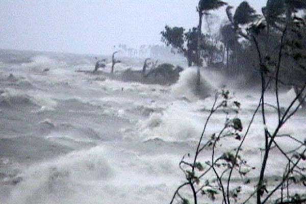 জোয়ারের পানিতে তলিয়ে গেছে পটুয়াখালীর নিম্নাঞ্চল, আশ্রয় কেন্দ্রে ৫ লাখ মানুষ