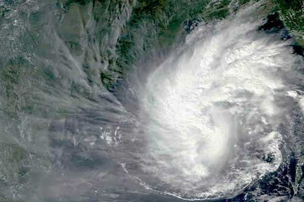 সুন্দরবনে আঘাত হেনেছে ঘূর্ণিঝড় বুলবুল
