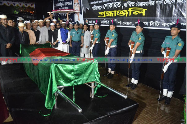 চট্টগ্রামে এমপি মঈন উদ্দীন খান বাদলের জানাজায় সর্বস্তরের মানুষ