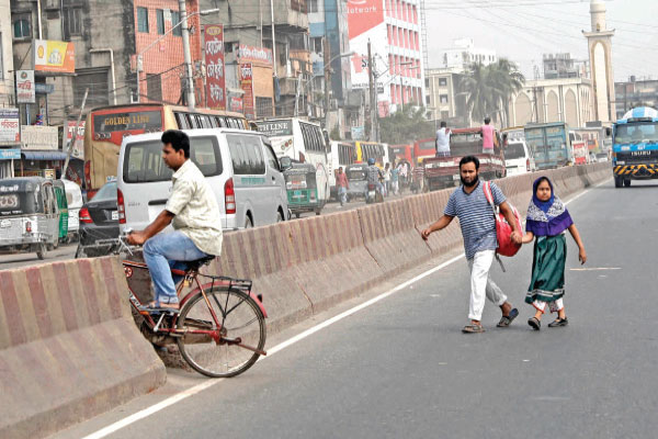 পদে পদে ভাঙা হয় সড়ক আইন