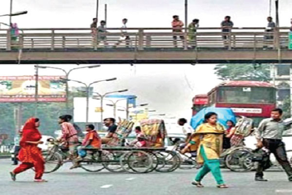 রাজধানীতে অপর্যাপ্ত ফুটওভারব্রিজ