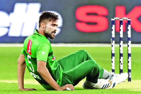 বল করতে পা পিছলে পড়ে যান মোহাম্মদ আমির