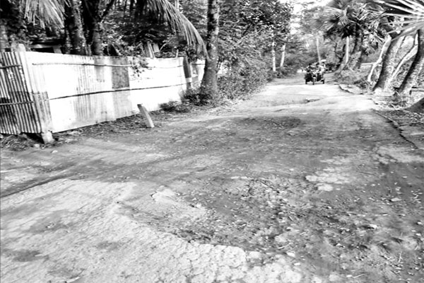 সংস্কার না হওয়ায় বাড়ছে দুর্ভোগ