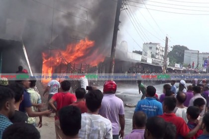 দিনাজপুরে রেইনবো সুপার মার্কেটে অগ্নিকাণ্ড