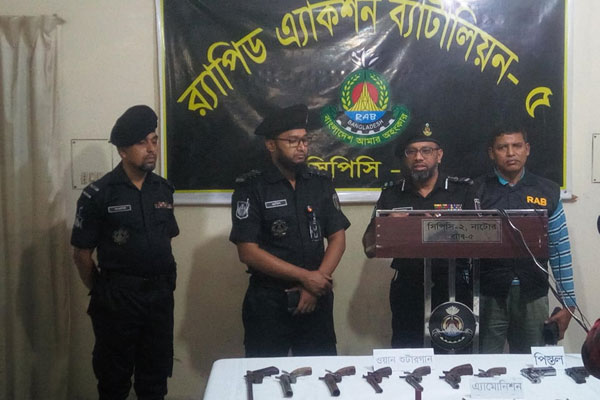 নাটোরে অস্ত্র ব্যবসায়ীকে আটক