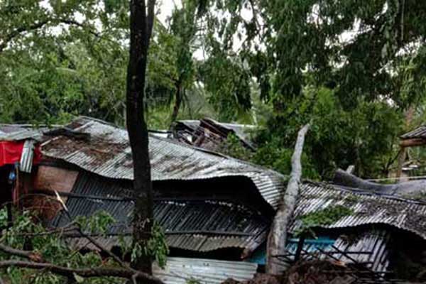 সাতক্ষীরায় ১৩ হাজার ঘরবাড়ি বিধ্বস্ত, পানির নিচে মৎস্য ঘের ও ফসলি জমি