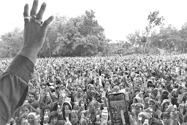 পীরের পানি পড়া নিতে মানুষের ঢল