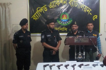 নাটোরে অস্ত্র ব্যবসায়ীকে আটক