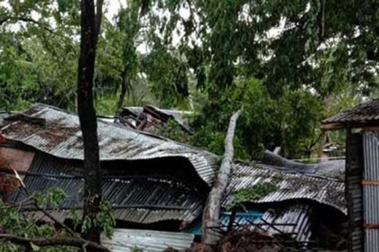 বরগুনায় ঘূর্ণিঝড়ের তাণ্ডবে নারীর মৃত্যু, বেড়িবাঁধ ভেঙে পানির নিচে ফসলি জমি