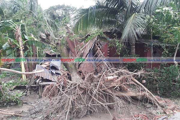 সাতক্ষীরায় ১৩ হাজার ঘর বিধ্বস্ত, তলিয়ে গেছে শত শত বিঘা মৎস্য ঘের