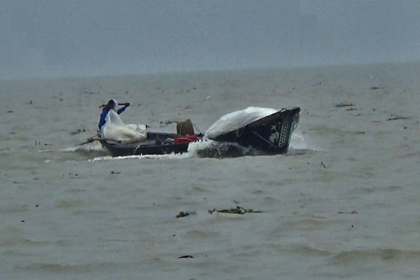 ঘূর্ণিঝড় বুলবুল : ট্রলারডুবির ঘটনায় ৯ জনের লাশ মেহেন্দিগঞ্জ থেকে উদ্ধার