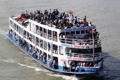 ৩ দিন পর সদরঘাট থেকে নৌযান চলাচল শুরু