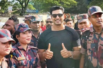 সীমান্তে এসে বিজিবি সদস্যদের সঙ্গে ‘আমার সোনার বাংলা’  গাইলেন দেব