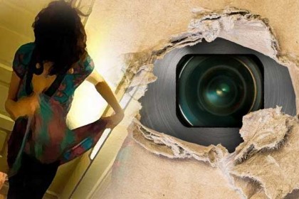 ক্যাফের টয়লেটে গোপন ক্যামেরা, চোখে পড়তেই যা করলেন এক নারী
