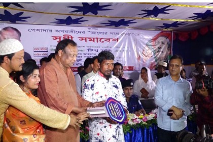 বাণিজ্যমন্ত্রীর হাতে ফুল দিয়ে আলোর পথে ১৩ ডাকাত