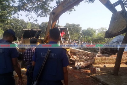দিনাজপুরের উপশহর এলাকায় অবৈধ স্থাপনা উচ্ছেদ