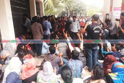 ক্লাসরুম সংকট নিরসনের দাবিতে কুবি শিক্ষার্থীদের বিক্ষোভ