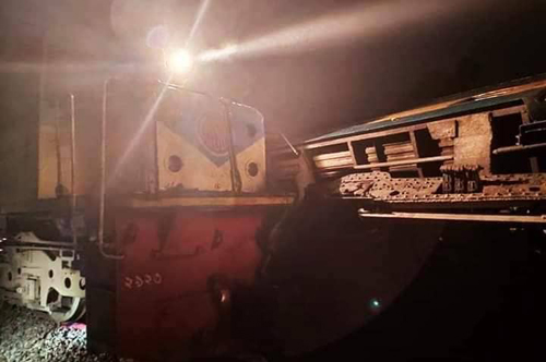 বিকট শব্দে ঘুম ভাঙে ট্রেন যাত্রীদের