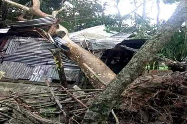 বুলবুলে বিধ্বস্ত বরগুনা এখনও অন্ধকারাচ্ছন্ন